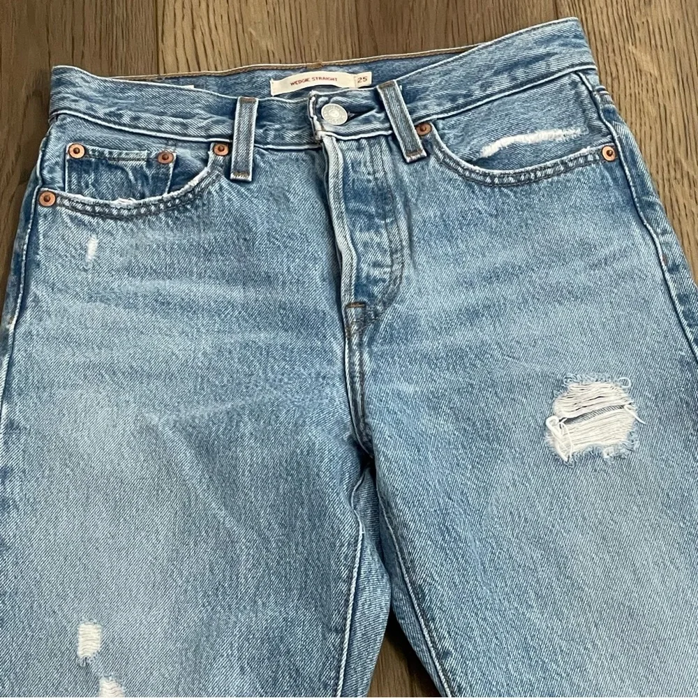 Levis Premium Wedgie Straight Button Fly Denim Light wash Blue Jeans Women’s 25‎